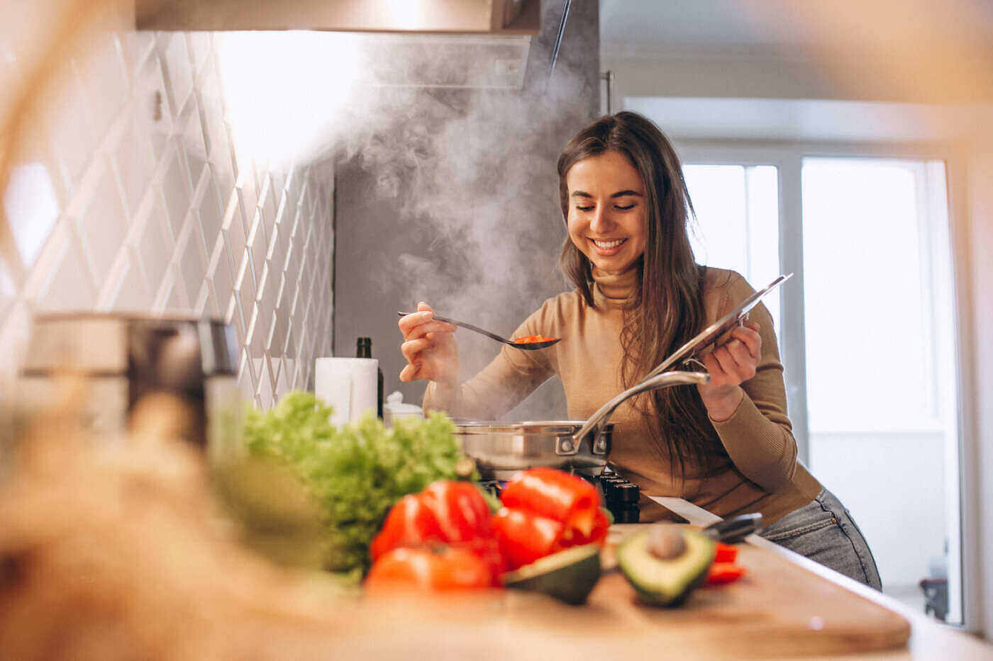 Frau beim Kochen in der Küche