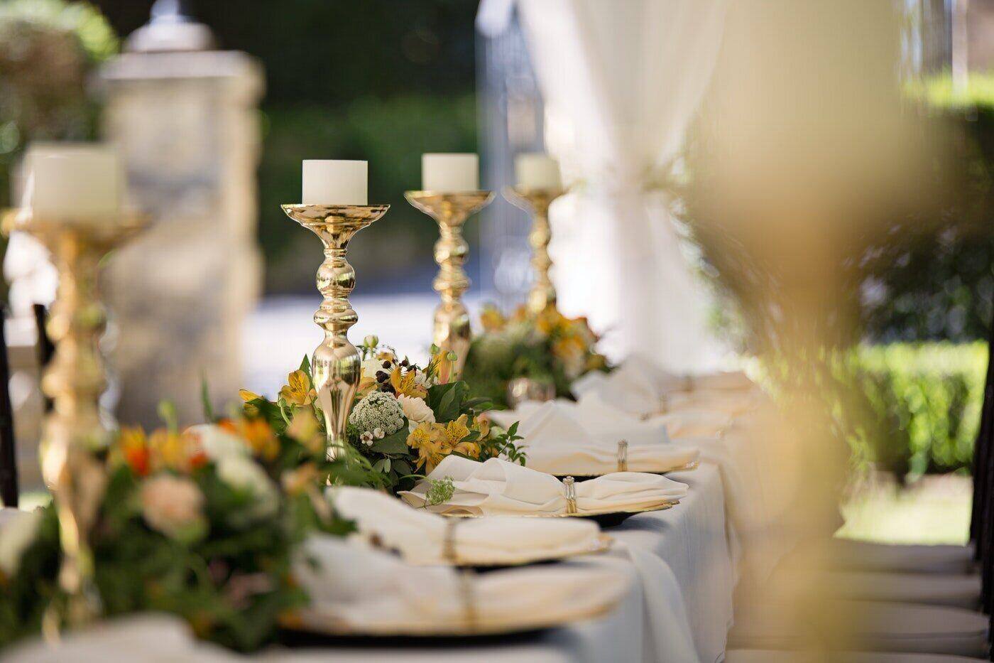 vista lateral de la mesa de la boda - planificación de un menú de boda vegano y sostenible