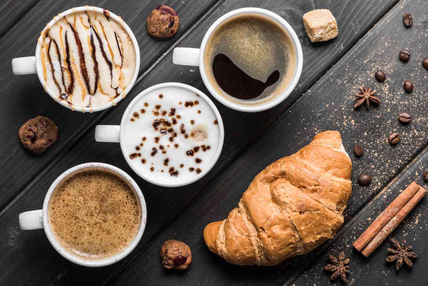 Kaffeetassen mit Croissant - Kaffee und Kulinarik in Kombination