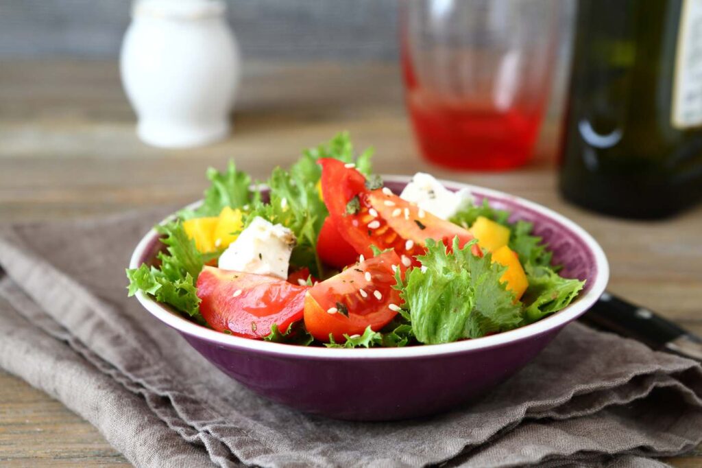 Schüssel mit Salat und Serviette - wie viel Salat pro Person